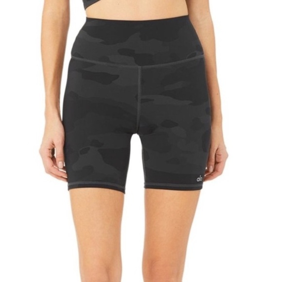 Alo 7" High-Waist Vapor Short, Black Camouflage - Picture 2 of 11